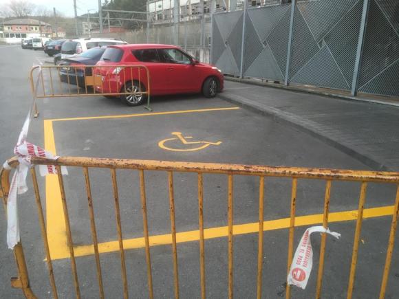 estaziñoko helbarrituentzako plaza